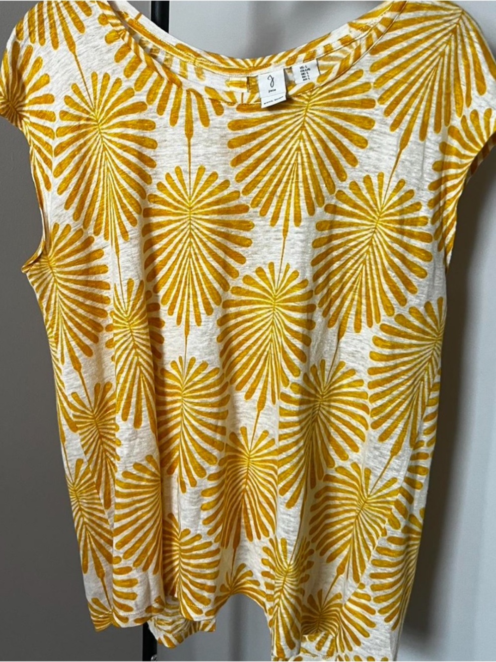Joie 100% linen cap sleeve blouse in a botanical print, button-down back. Size L